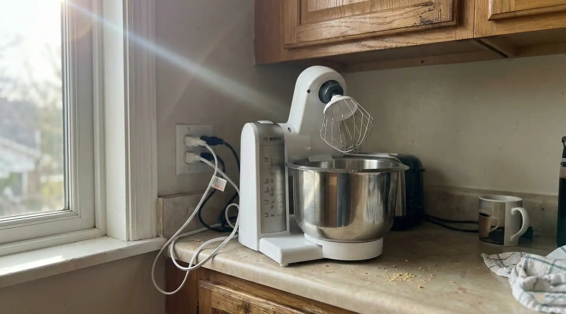 Top 3 aparate de frământat 2026 pe blat de bucătărie cu ingrediente