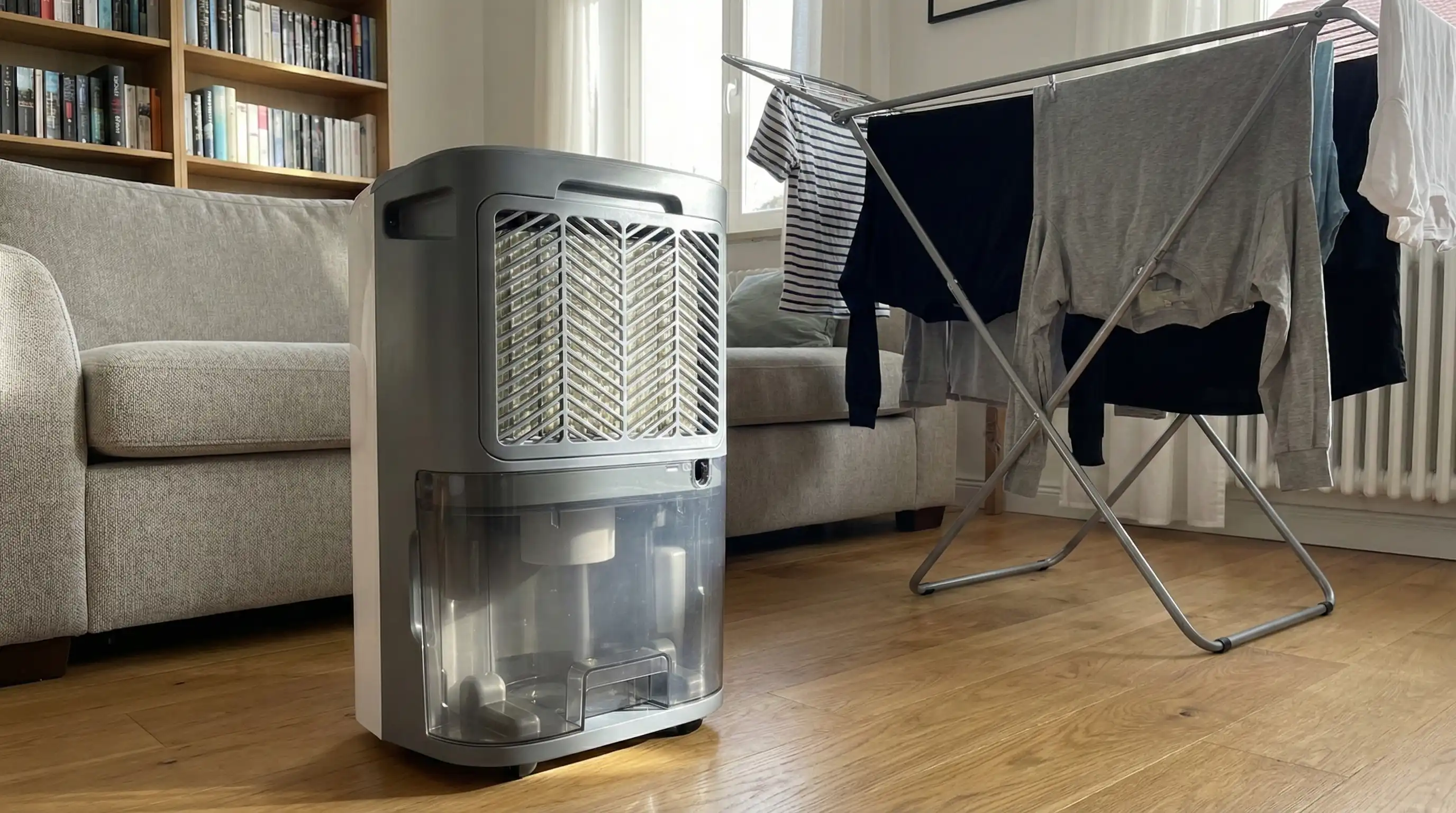 Dezumidificator AlecoAir D22 PURIFY văzut din lateral, cu display digital aprins