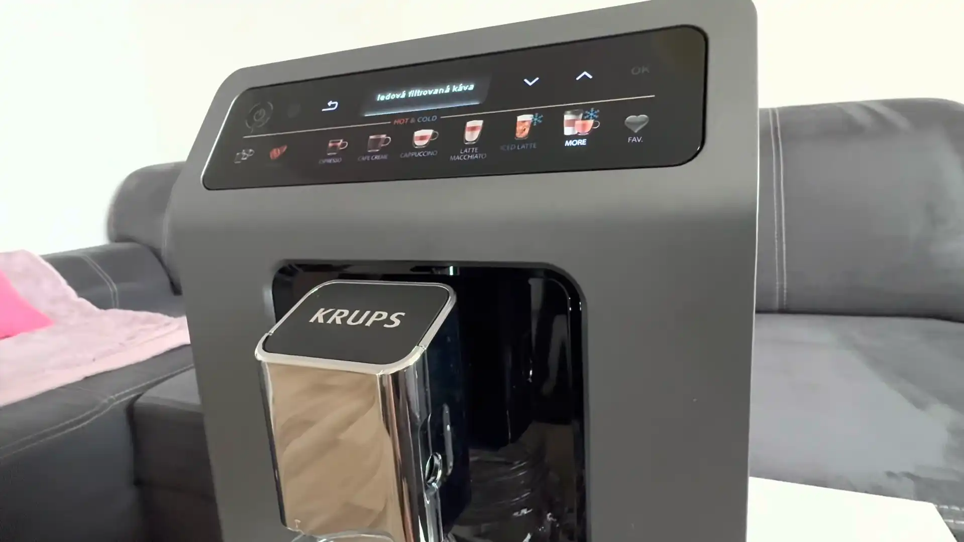 Krups Evidence EA893C10 cu ecran OLED color și carafă de lapte