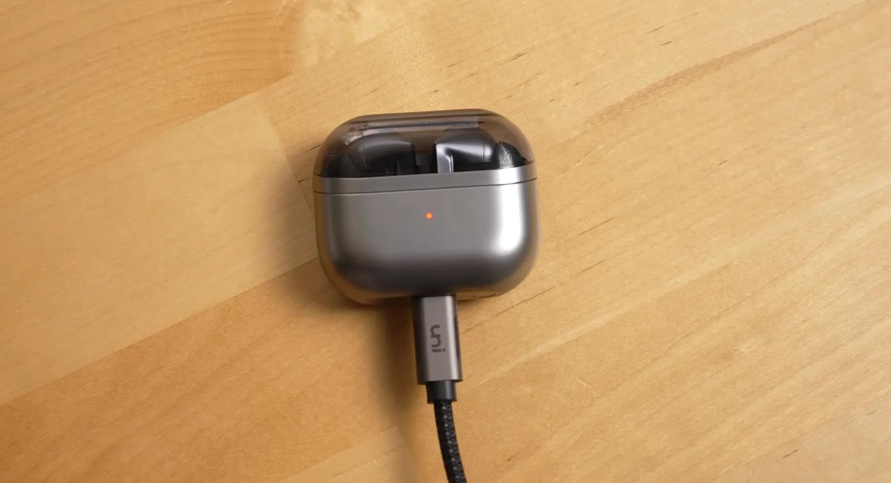 Carcasa argintie cu capac transparent a căștilor Samsung Galaxy Buds3 Pro la încărcat prin cablu USB-C