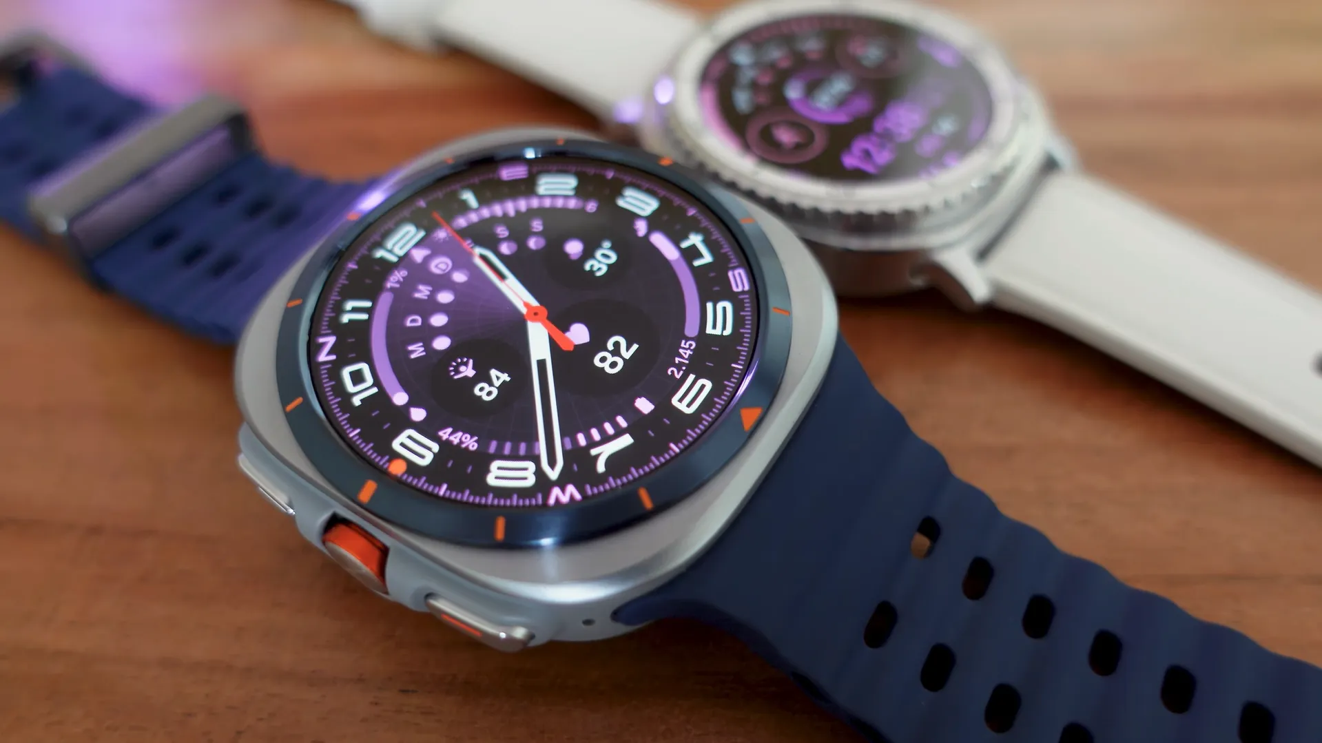 Comparație vizuală între Samsung Galaxy Watch Ultra (stânga) și Galaxy Watch Classic (dreapta)