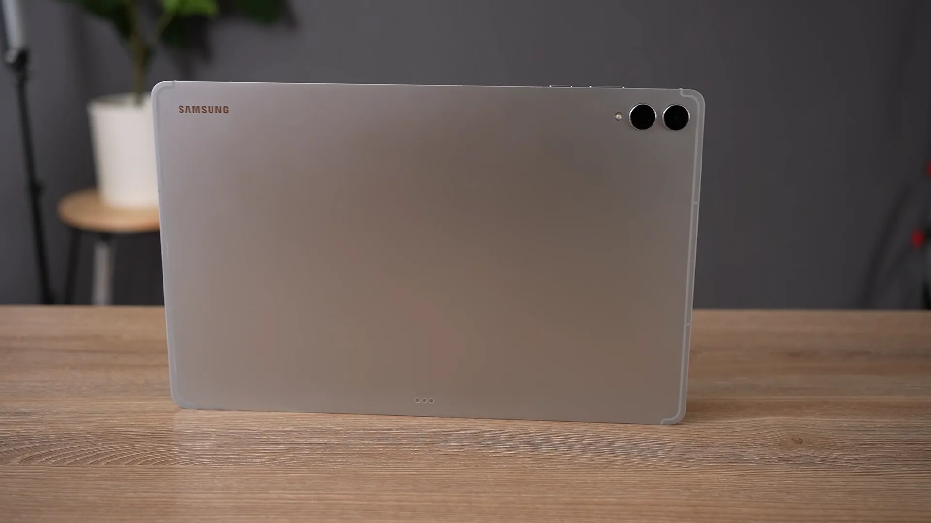 Spatele din aluminiu al tabletei Samsung Galaxy Tab S11 Ultra WiFi 256GB, evidențiind sistemul de camere duale