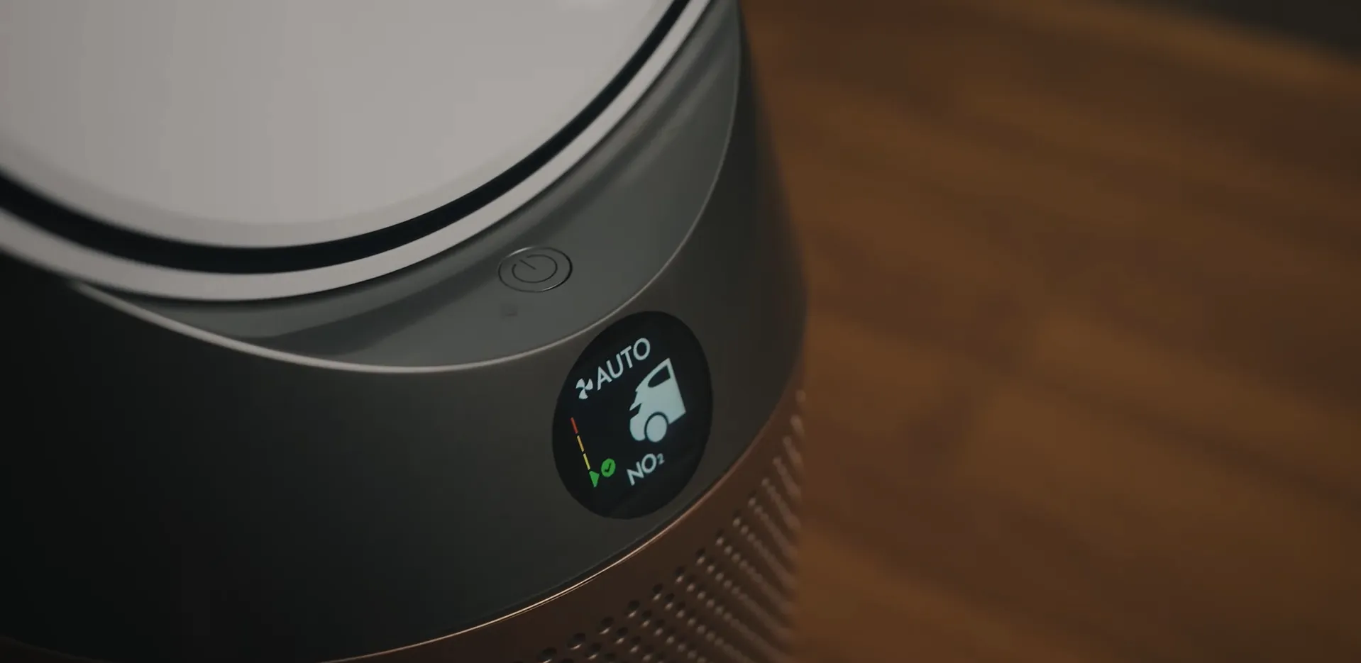 Ecranul LCD al purificatorului Dyson TP09 afișând calitatea aerului și detectarea nivelului de dioxid de azot (NO2) în modul Auto