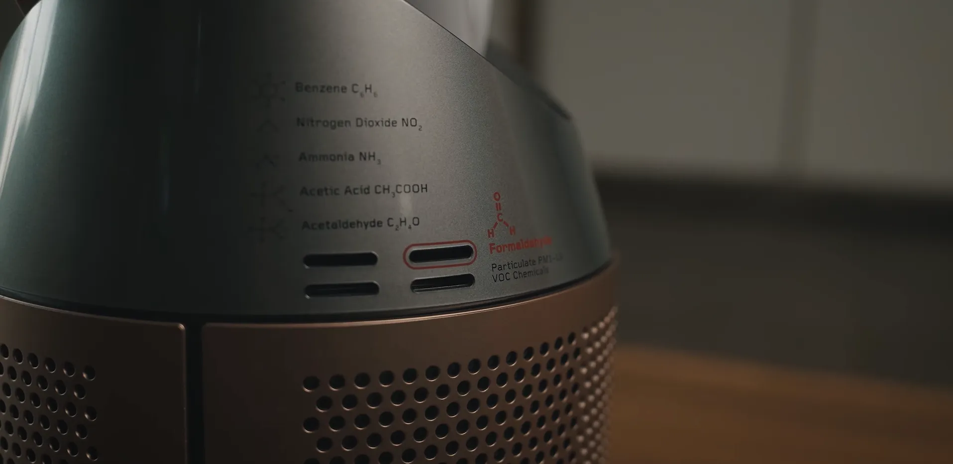 Detaliu pe carcasa purificatorului Dyson TP09 cu lista substanțelor filtrate și marcajul roșu pentru senzorul de formaldehidă