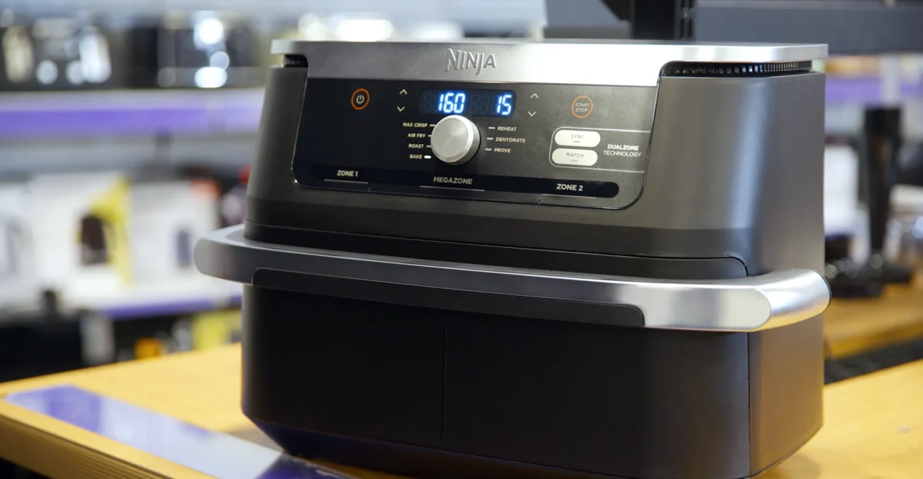 Vedere frontală a friteuzei cu aer cald Ninja Foodi FlexDrawer evidențiind panoul luminos și mânerul masiv