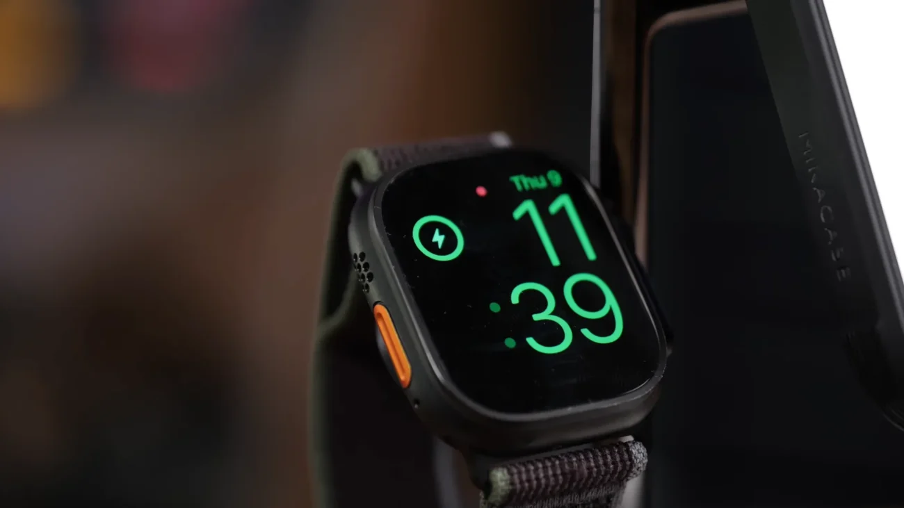 Ecranul Apple Watch Ultra 3 afișând modul Nightstand cu text verde și indicatorul de încărcare