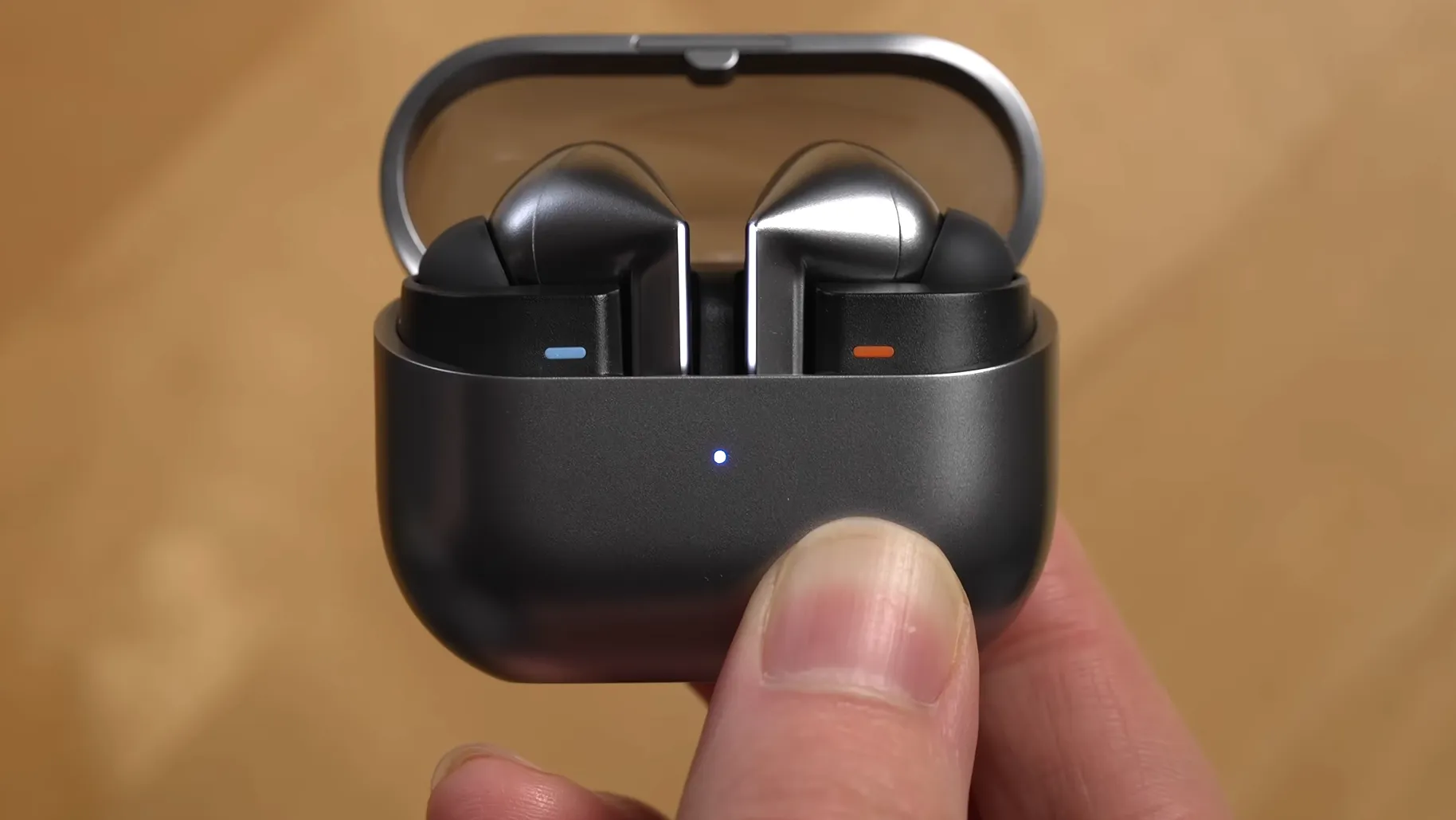 Interiorul carcasei Samsung Galaxy Buds3 Pro Silver evidențiind marcajele colorate: albastru pentru stânga și portocaliu pentru dreapta