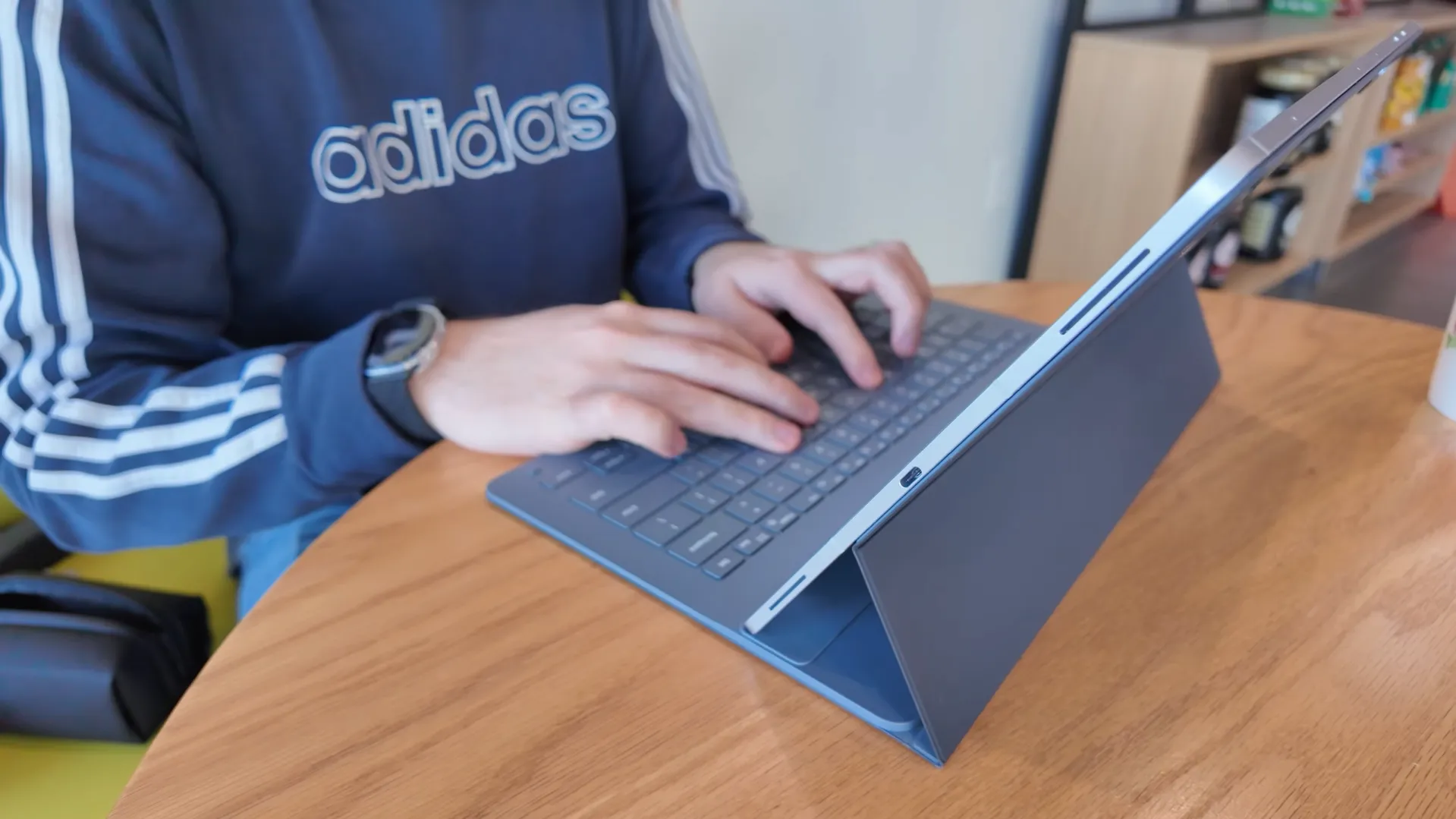 Utilizator redactând un text pe tableta Samsung Galaxy Tab S11 Ultra folosind husa cu tastatură Book Cover Keyboard