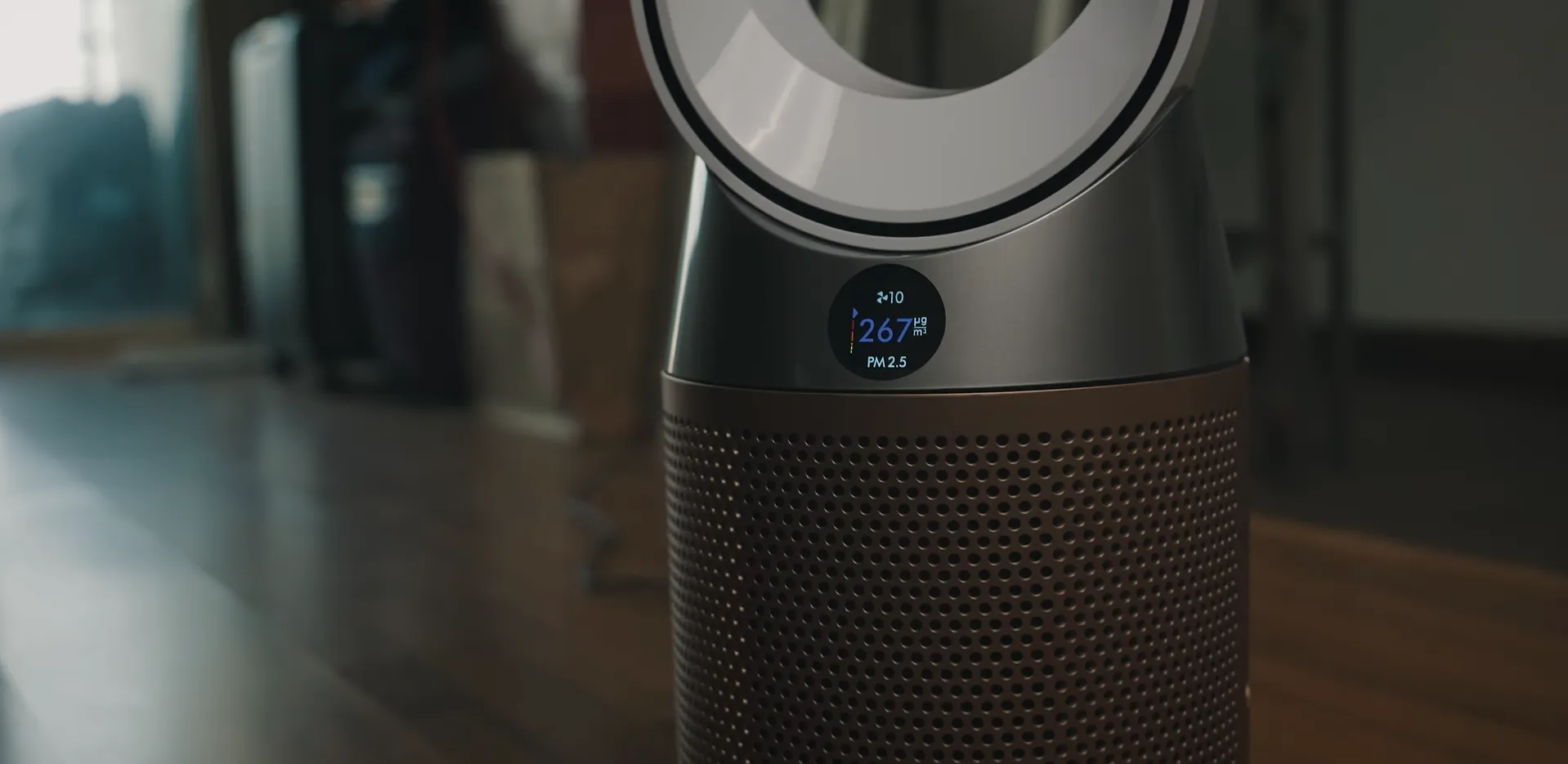 Ecran purificator Dyson TP09 afișând un nivel ridicat și periculos de particule poluante PM 2.5