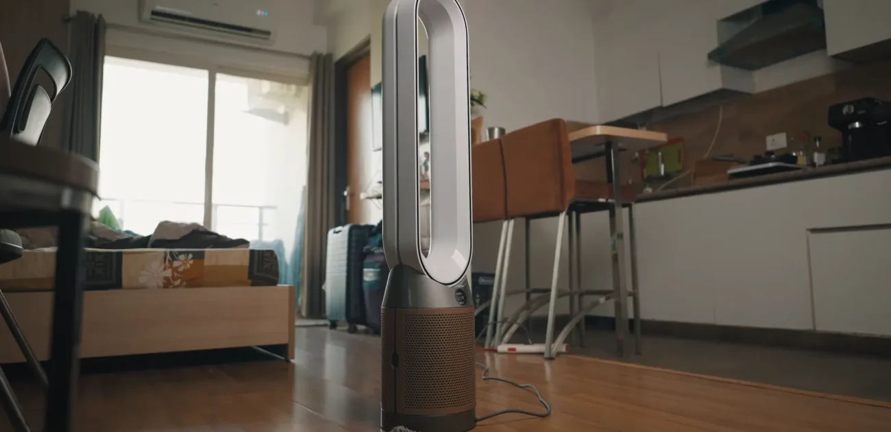 Purificator Dyson TP09 Purifier Cool Formaldehida cu baza aurie așezat pe podea într-un living modern