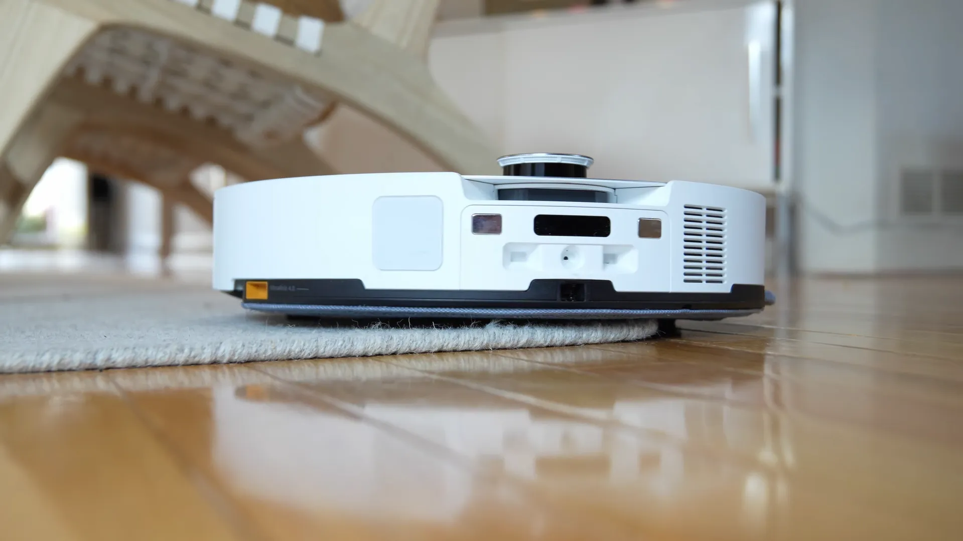 Roborock Saros 10 curățând un covor folosind funcția Carpet Boost