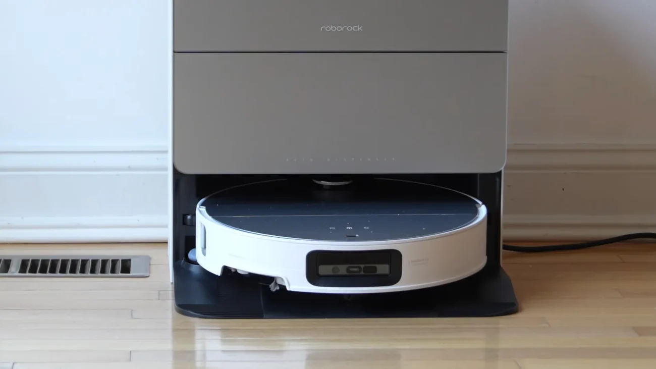 Robotul aspirator Roborock Saros 10 revenind la stație pentru încărcare și golire