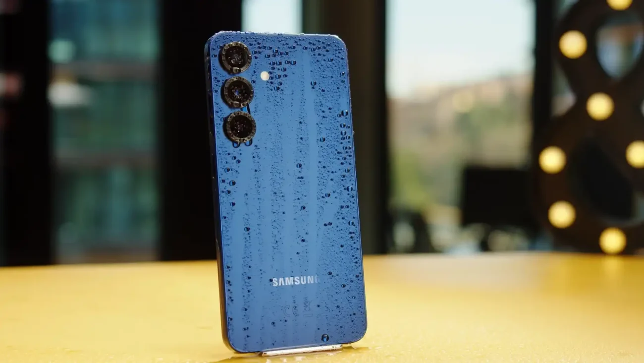 Design-ul camerelor și testul de rezistență la apă pentru Samsung Galaxy S25