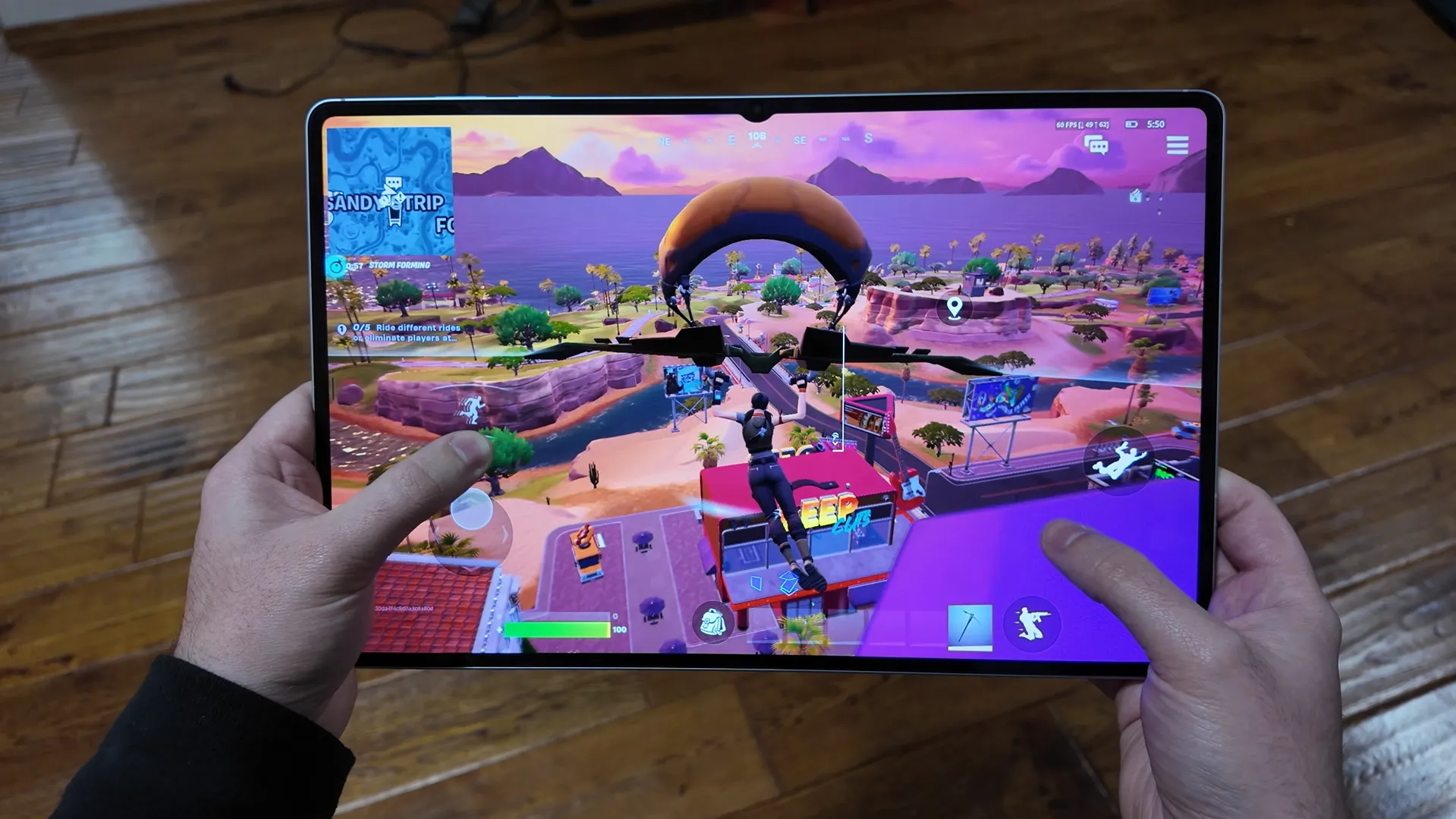 Utilizator jucând Fortnite pe tableta Samsung Galaxy Tab S11 Ultra de 14.6 inch, demonstrând performanța celor 12GB RAM