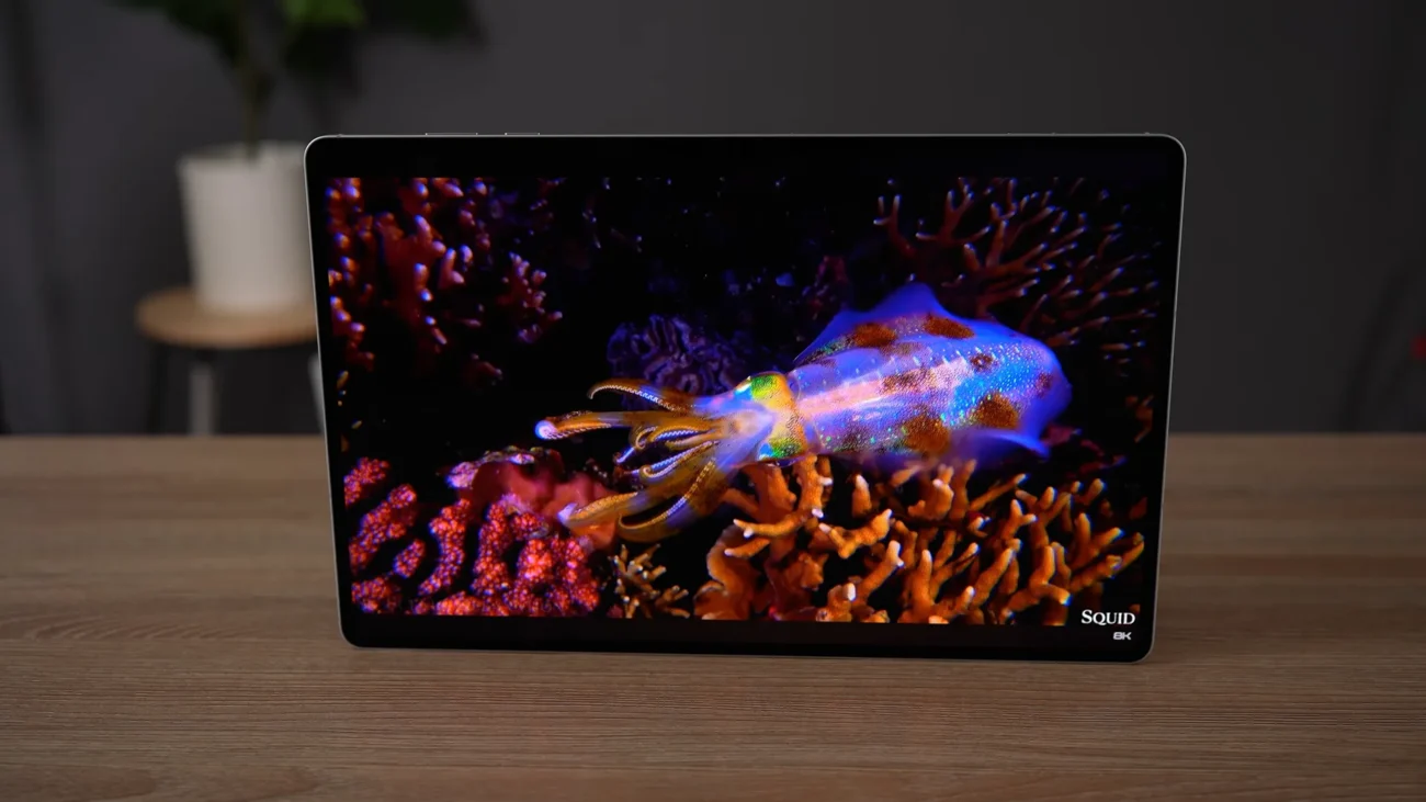 Tableta Samsung Galaxy Tab S11 Ultra redând un clip video cu viață marină pe ecranul său Dynamic AMOLED de 14.6 inch