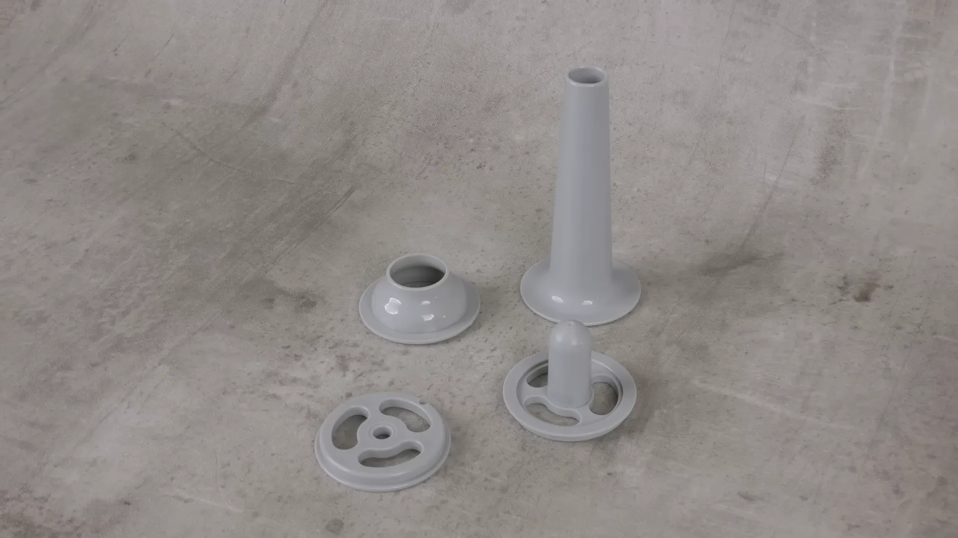 Piesele din plastic gri incluse în pachet pentru umplerea cârnaților și prepararea rețetei Kebbe