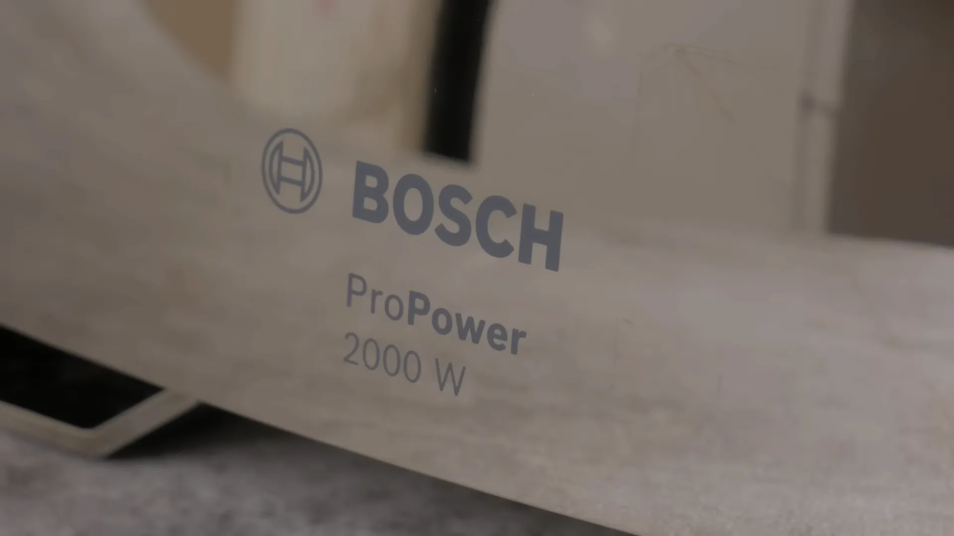 Detaliu macro pe laterala mașinii de tocat cu inscripția clară Bosch ProPower 2000 W