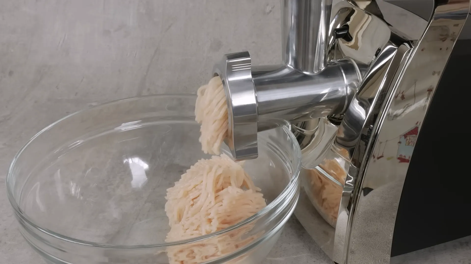 Mașina de tocat Bosch MFW67440 mărunțind rapid carne direct într-un bol transparent de sticlă