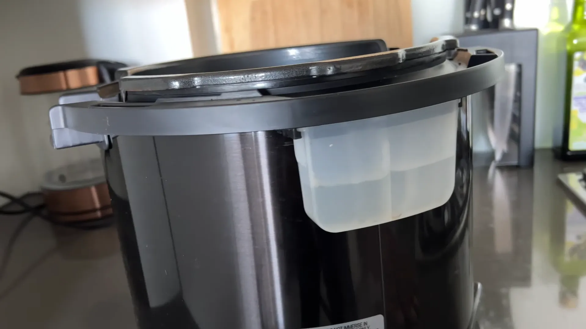 Recipientul din plastic pentru colectarea condensului fixat pe partea din spate a multicookerului Instant Pot Pro 8