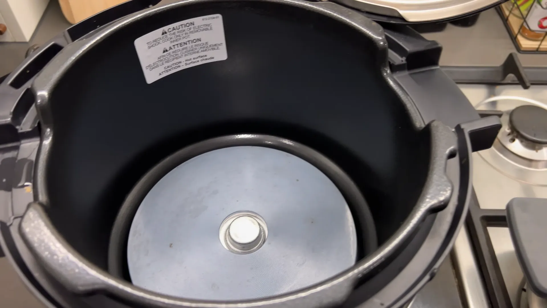 Vederea în interiorul bazei goale a multicookerului Instant Pot Pro 8, arătând elementul circular de încălzire