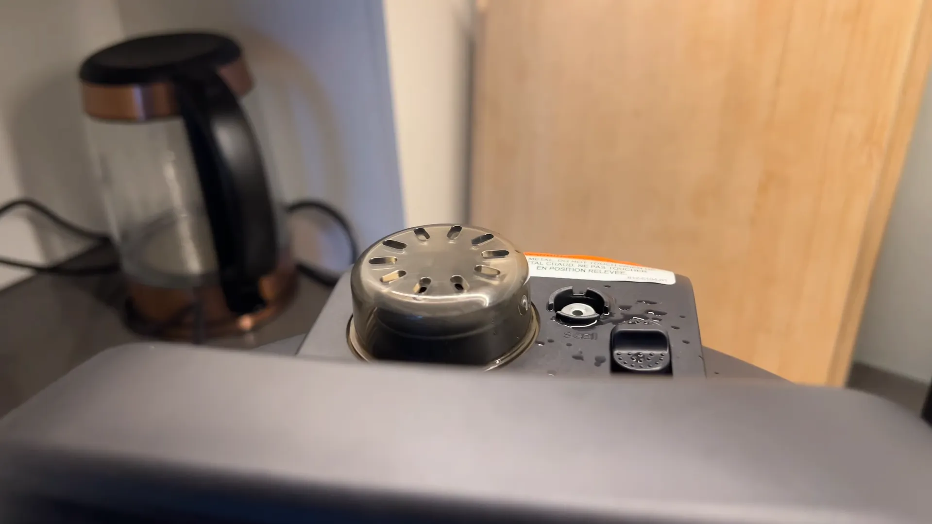 Detaliu cu supapa de siguranță pentru eliberarea aburului, acoperită cu un capac de protecție pe Instant Pot Pro 8