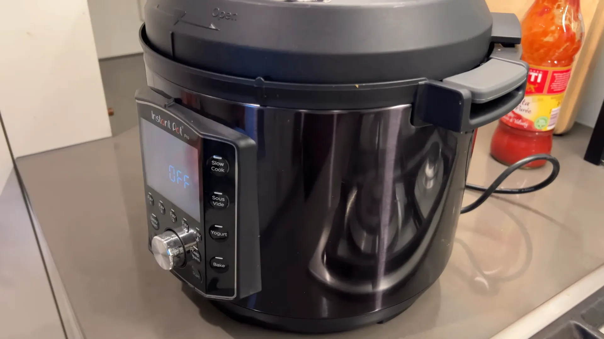 Vedere laterală a aparatului Instant Pot Pro 8 evidențiind mânerele masive din silicon ale oalei interioare