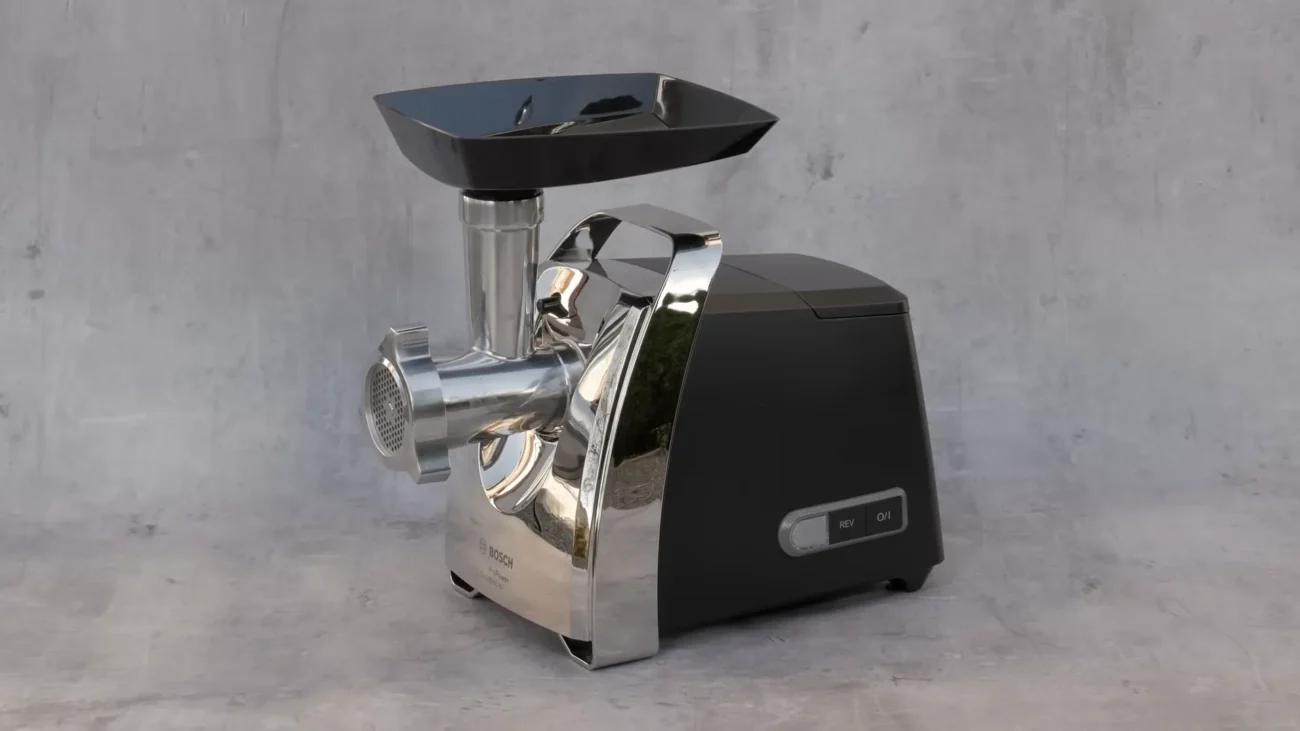 Mașină de tocat carne Bosch MFW67440 ProPower asamblată complet, cu bază neagră mată și panou frontal metalic argintiu