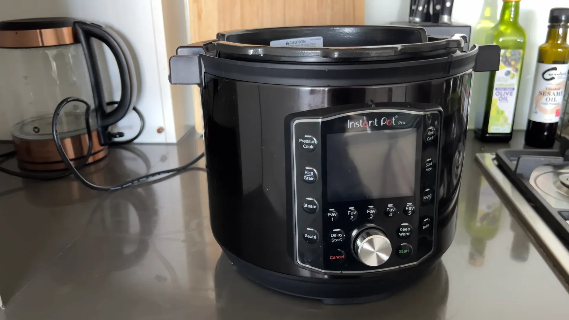 Oala sub presiune electrică Instant Pot Pro 8 așezată pe un blat de bucătărie, oferind o perspectivă a dimensiunilor