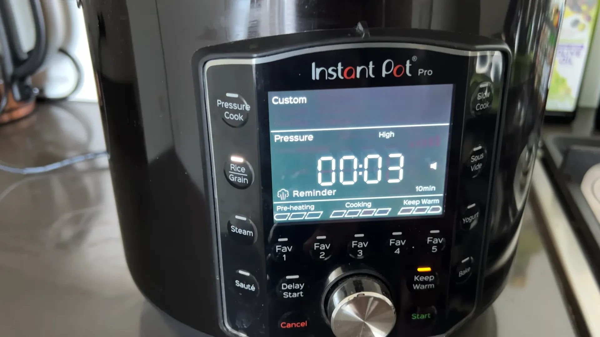 Prim-plan cu ecranul digital mare al Instant Pot Pro 8, arătând un timp de gătire setat și cadranul rotativ metalic