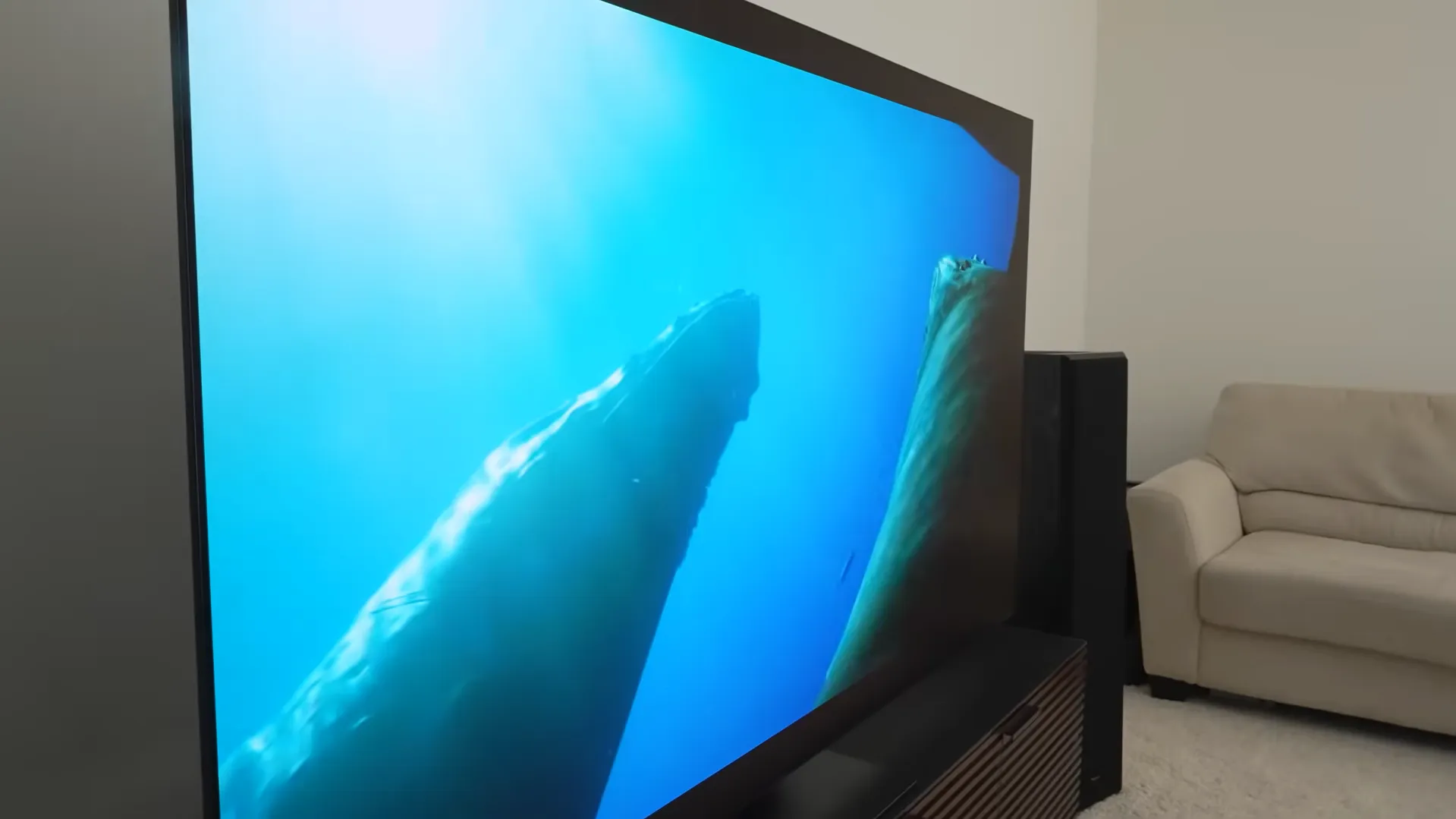 Vedere din unghi a televizorului Samsung OLED 55S95F demonstrând profilul extrem de subțire și păstrarea fidelității culorilor