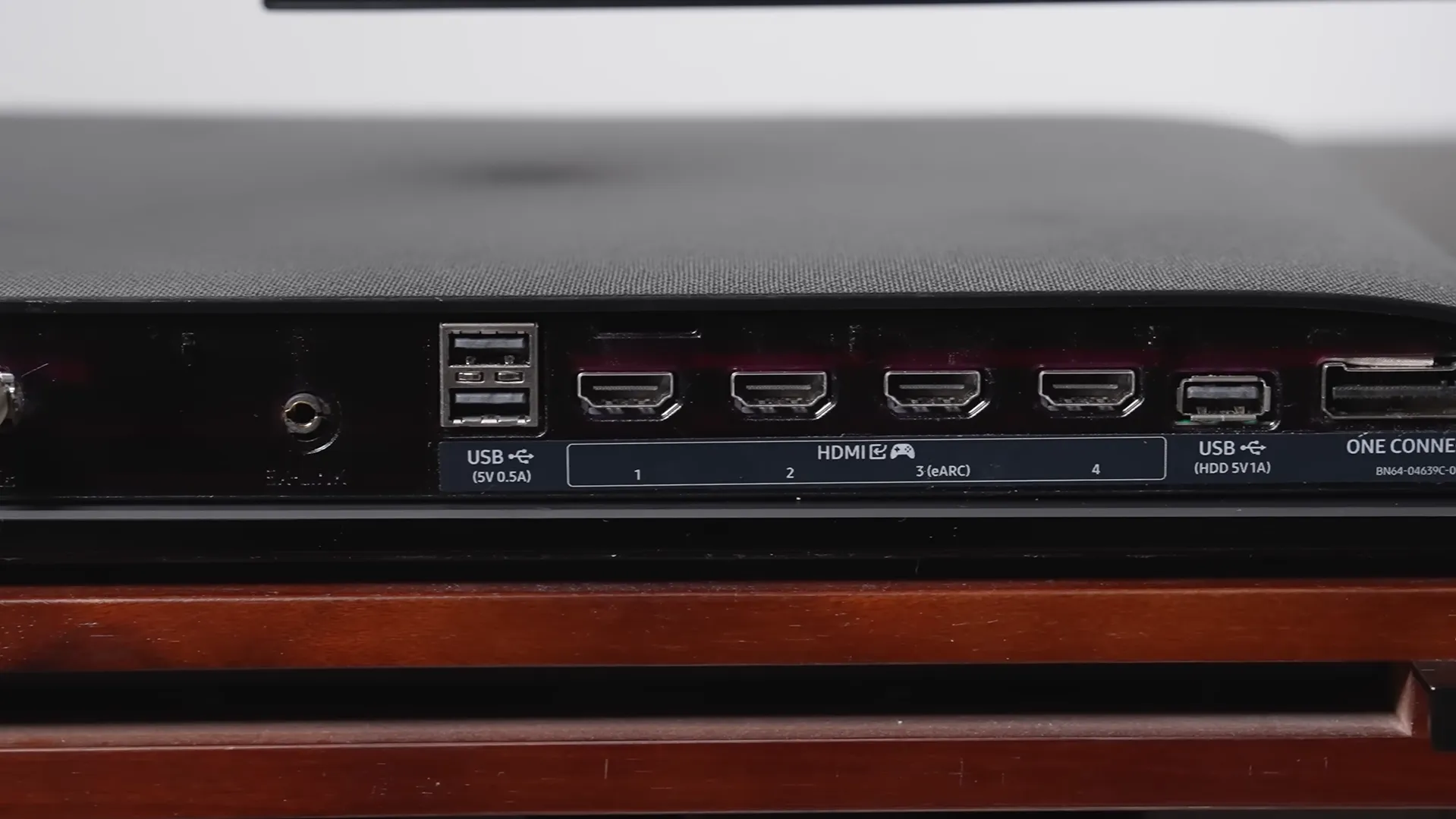 Panoul din spate al televizorului Samsung OLED 55S95F evidențiind cele 4 porturi HDMI și intrările USB