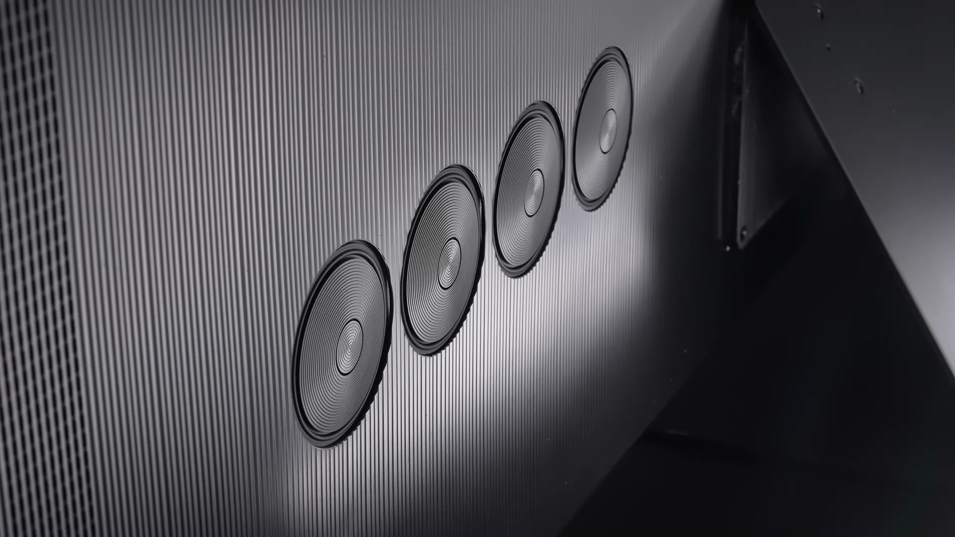 Detaliu cu difuzoarele rotunde integrate pe panoul din spate al televizorului Samsung OLED 55S95F