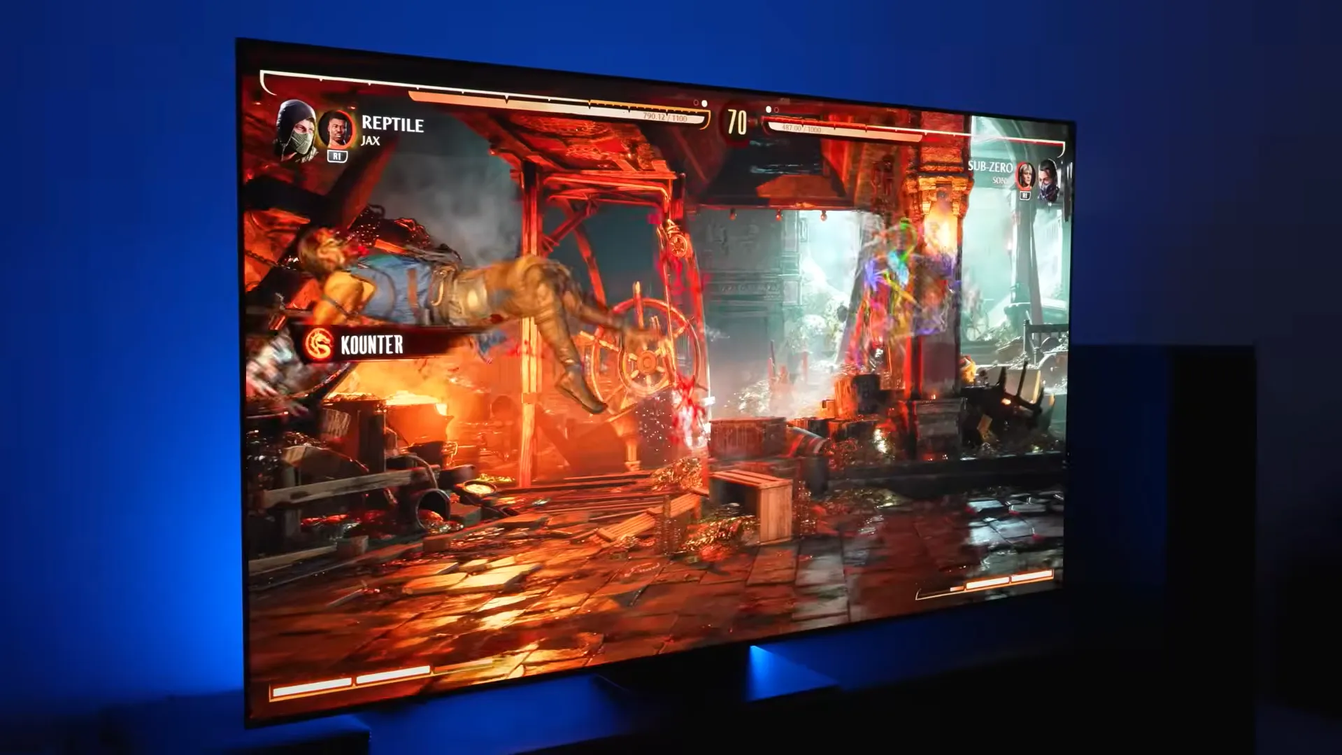 Televizor Samsung OLED 55S95F rulând jocul Mortal Kombat 1, demonstrând capabilitățile de gaming cu contrast ridicat