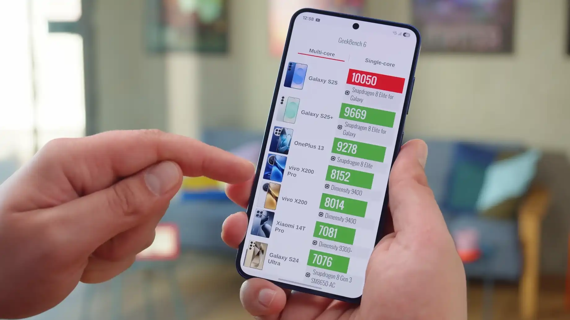 Rezultate test Geekbench 6 pe Samsung Galaxy S25 arătând scorul Multi-core de 10050 puncte cu Snapdragon 8 Elite